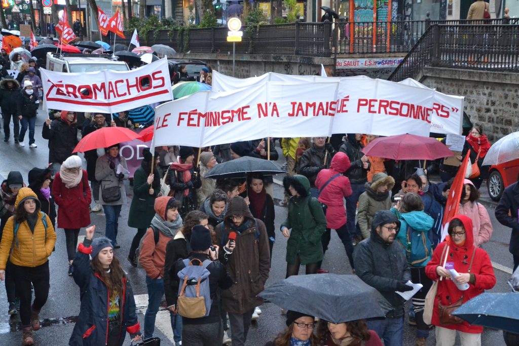 Manifestation avec de grande banniere avec des slogans feministes