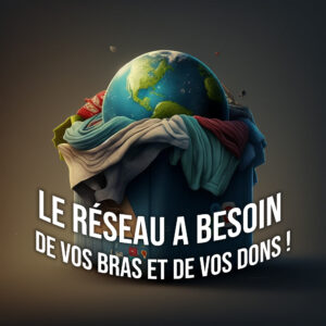 La planète terre dans un paquet de vêtements avec écrit "Le réseau a besoin de vos bras et de vos dons" - Symbolique d'une donnerie