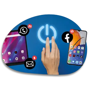 Une main déconnecte une tablette et un smartphone