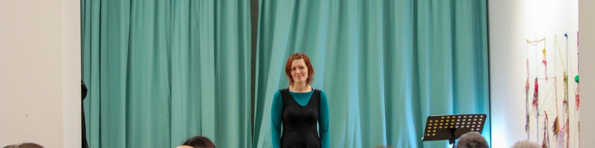 Public applaudissant une conteuse