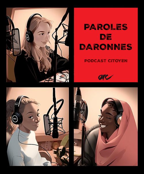 Trois femmes enregistrant un podcast avec le titre Paroles de Daronnes, podcast citoyen